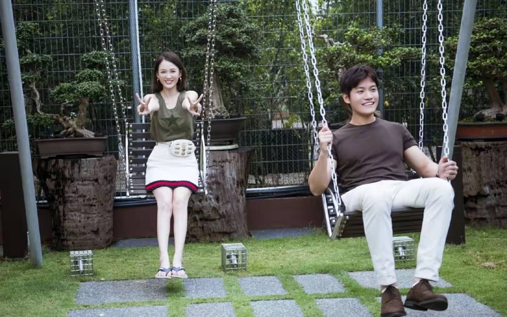 陈乔恩做客艾伦家,微卷短发配半裙,清新甜美范儿十足