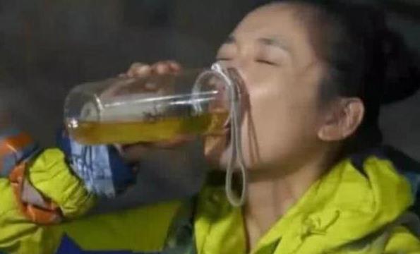 她被称“最美书模”,却在23岁生日当天,被迫喝下自己“尿液”