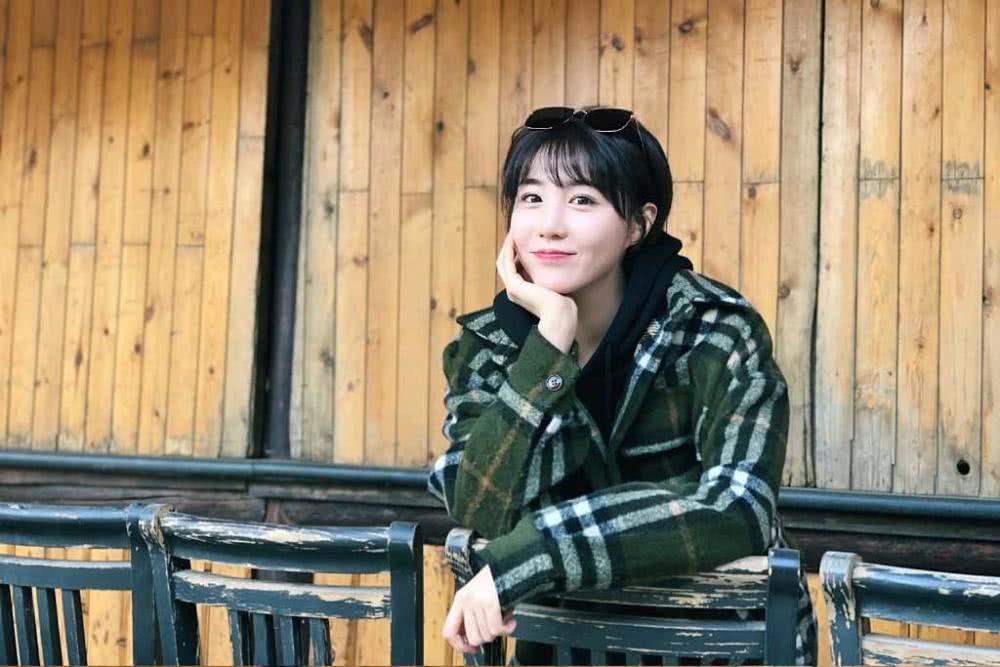 李欣燃个性穿搭法，休闲中带着慵懒，看起来很舒适