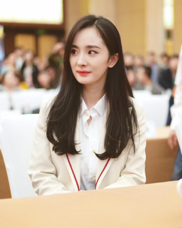 杨幂米色西服配长筒靴依然出众,一身职场风真干练