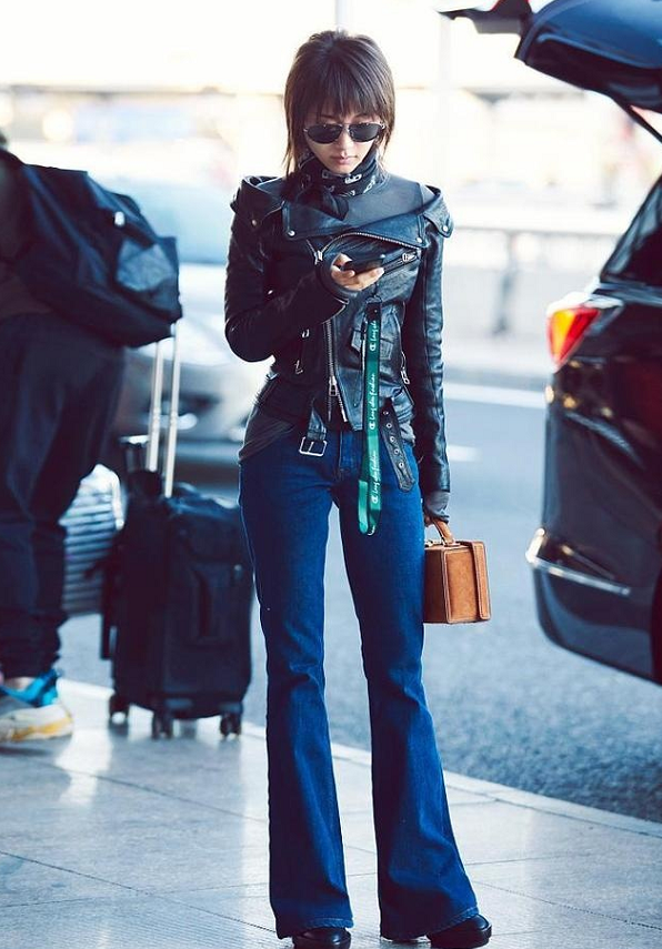 王子文机场街拍 露肩皮夹克配喇叭裤凹出了1米8的气场