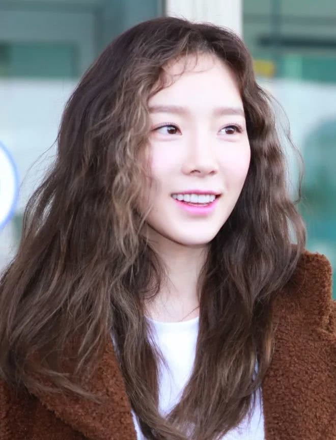 泫雅回归又美了,外行看“落泪妆”,内行看眼影!