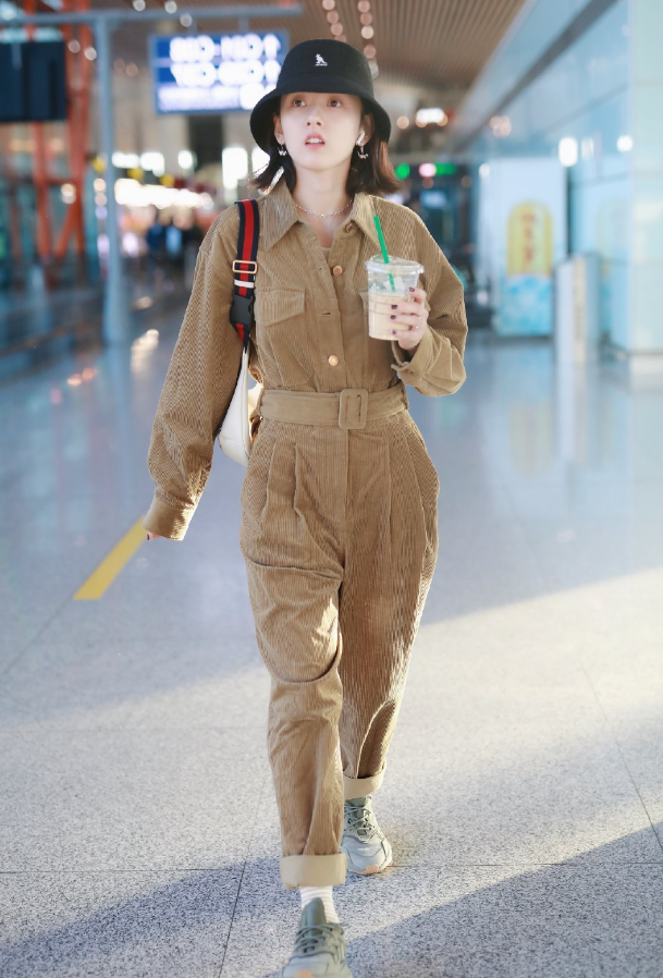 美女宋祖儿腰到有多细?系腰带都不行,裤子折了4次后才能穿