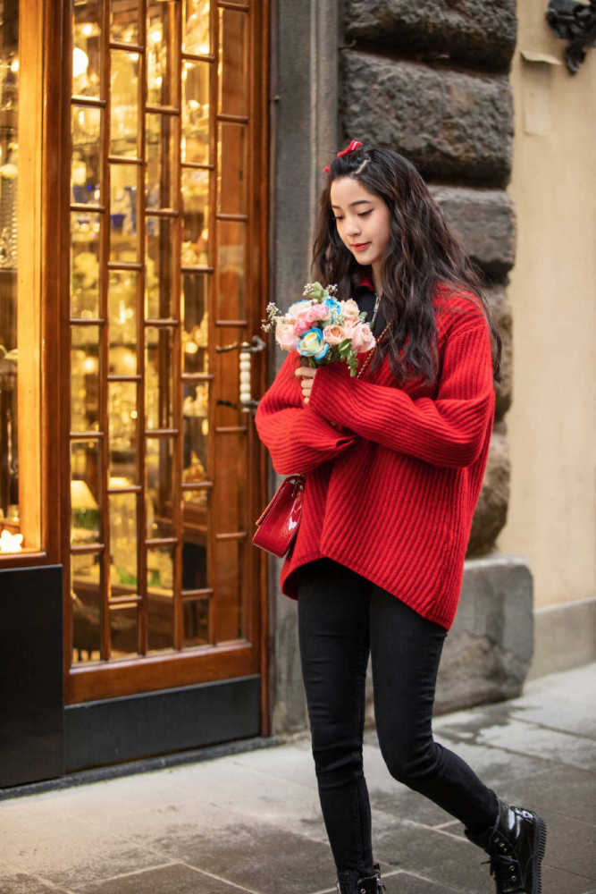 00后美女欧阳娜娜穿酒红色轻纱裙，露雪白美肩太有女人味