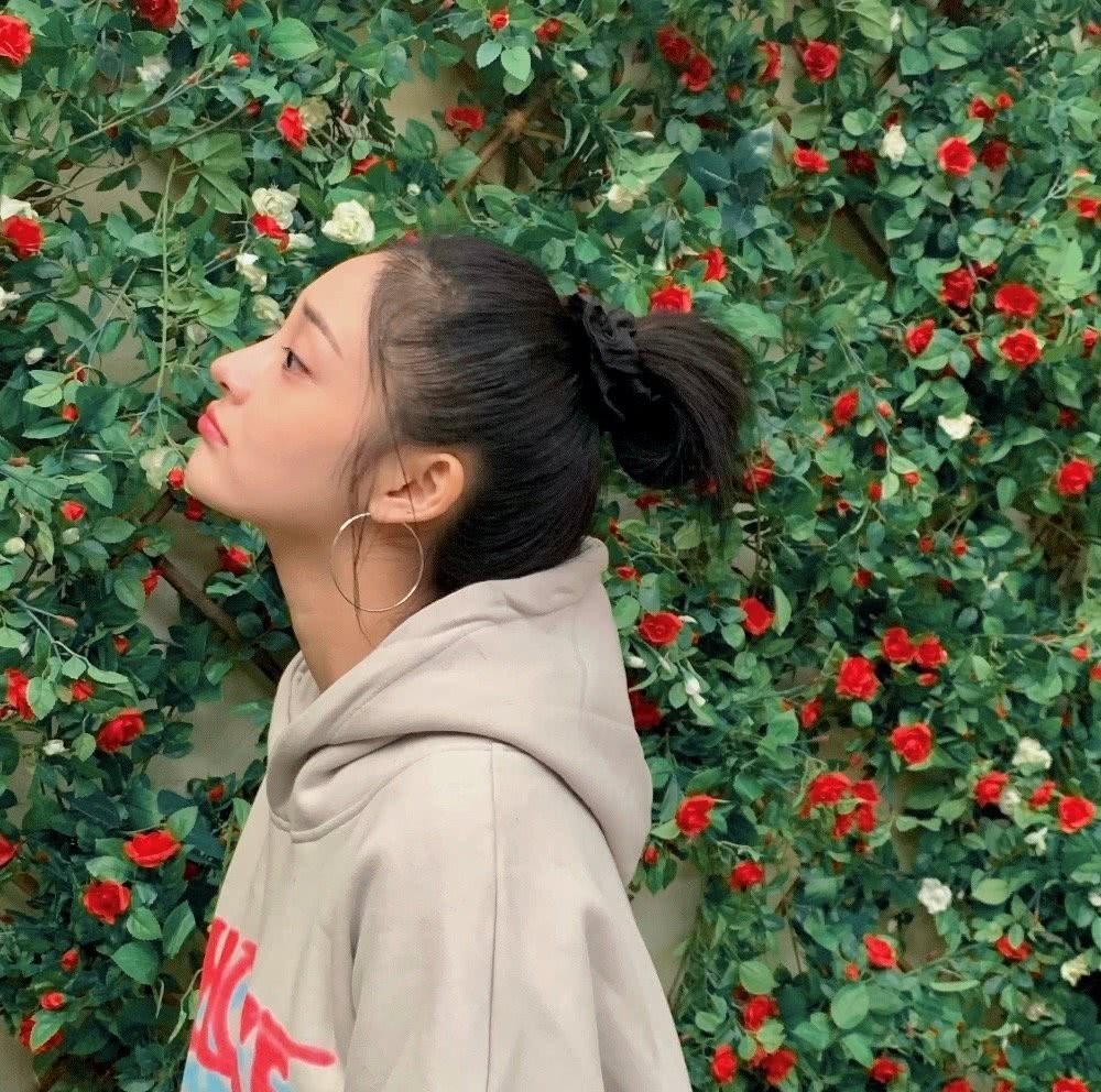 周洁琼一本正经营业,超大卫衣及地裤,谁家的怪味少女快来认领