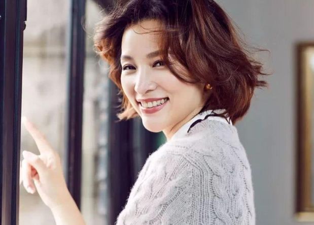 董卿退位，新90后央视一姐上线，颜值高身材好被赞“腿精”