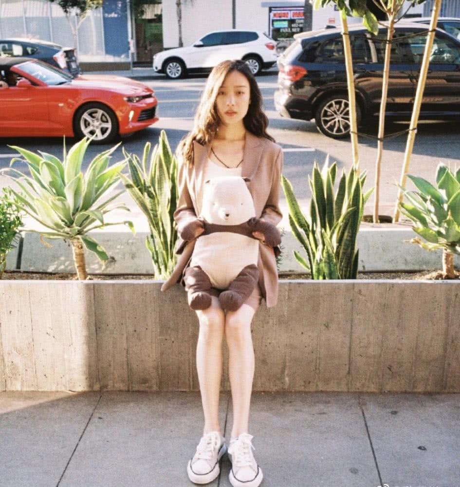 倪妮卷发搭配西服LOOK套装,配小白鞋个性时髦又抢眼