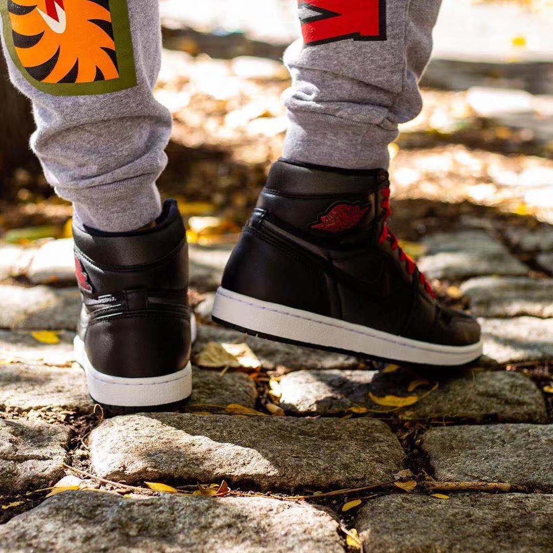 丝绸黑红色调!这双 Air Jordan 1 可还入你的眼?