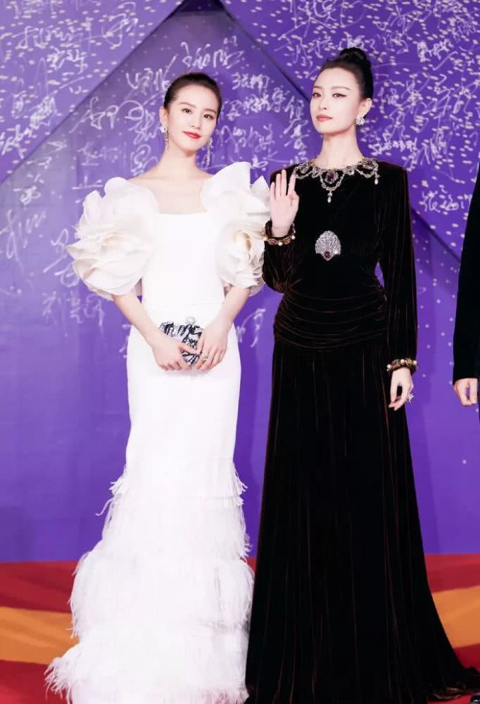 气质美女刘诗诗合影杀手又开始了，最新造型白色鱼尾裙明艳动人