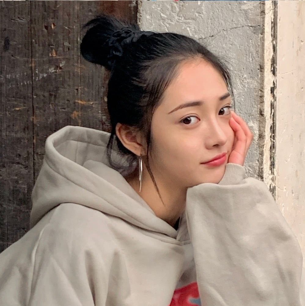 周洁琼一本正经营业,超大卫衣及地裤,谁家的怪味少女快来认领