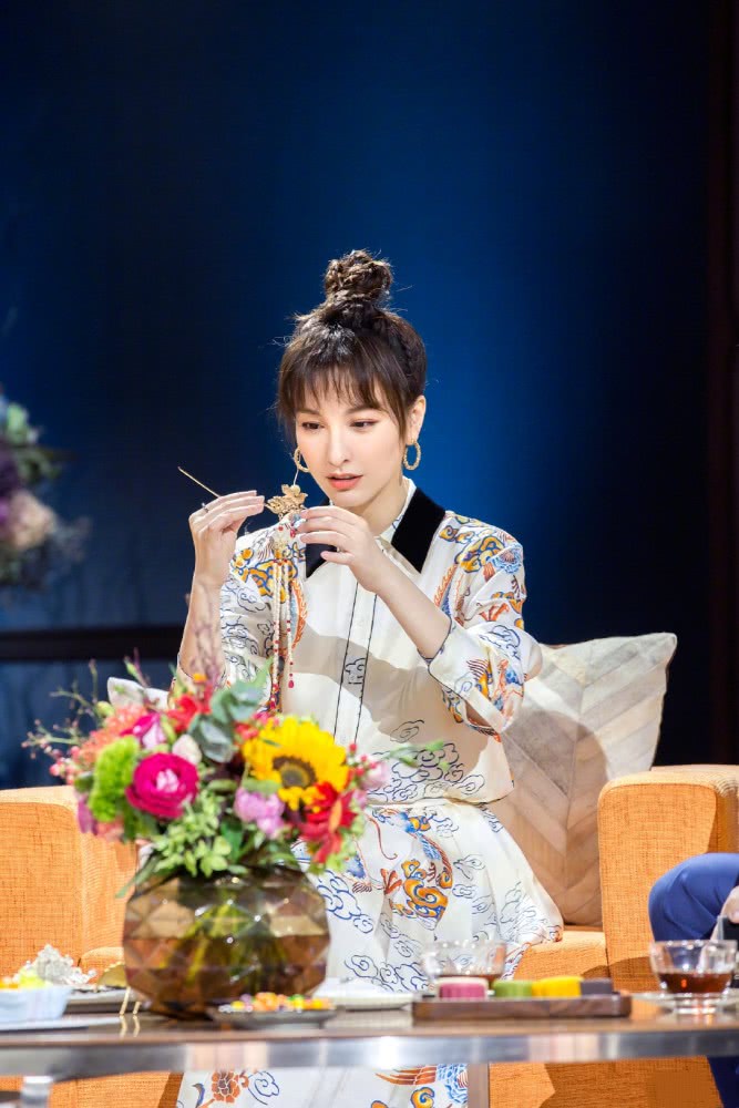 吴昕穿龙纹裙展中国美,身高比例出挑,时尚感开挂