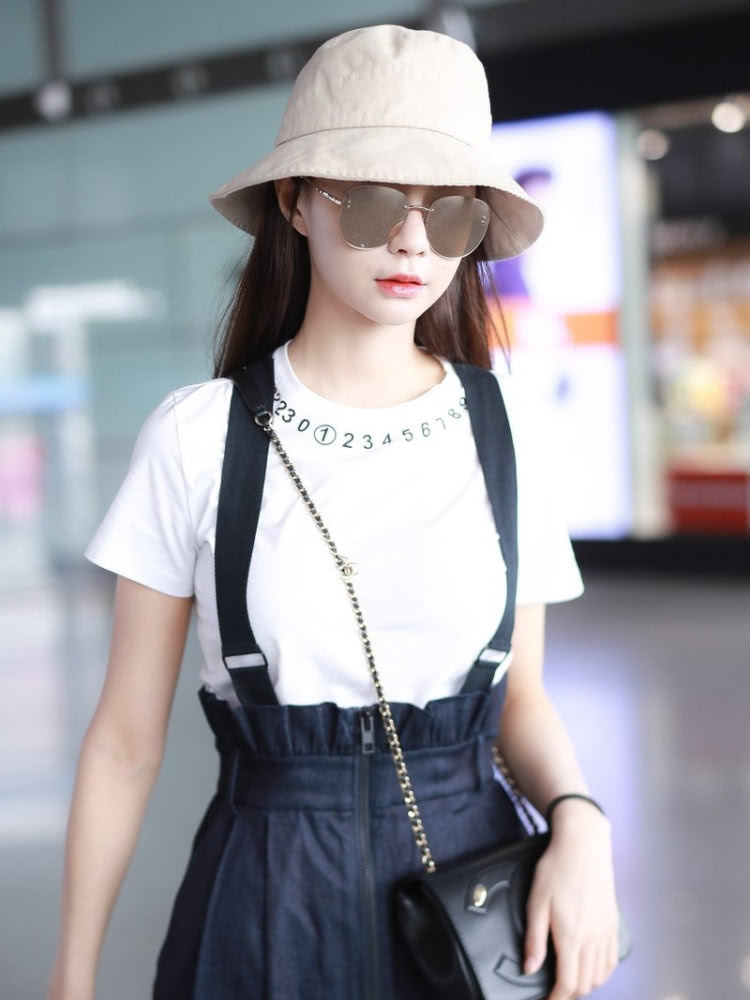 沈梦辰穿西服搭配黑色皮裤，意外走“红”