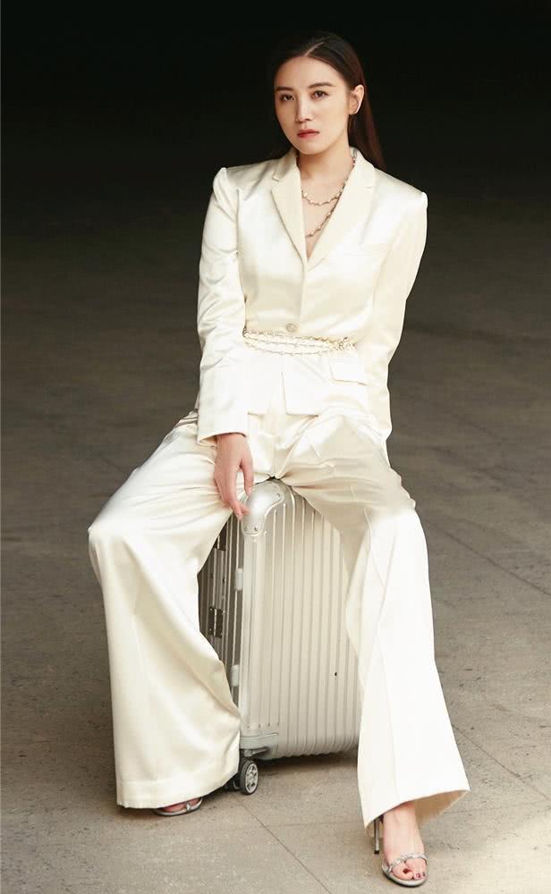 美女宋佳把西装当开衫穿,衣品潮酷带飒爽