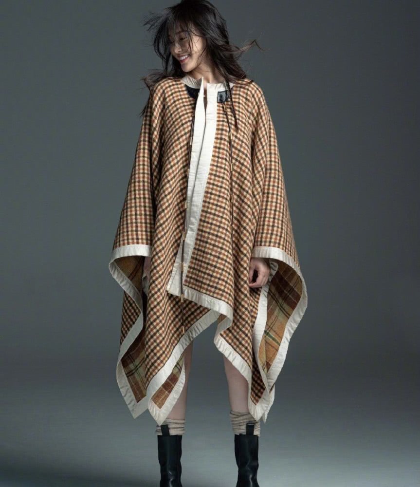 唐嫣曝孕期时尚写真，穿大衣长筒袜，小腿纤细依旧好看