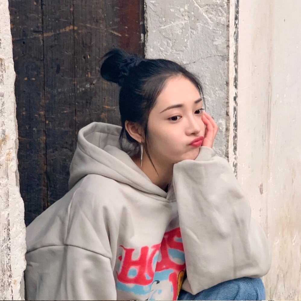 周洁琼一本正经营业,超大卫衣及地裤,谁家的怪味少女快来认领