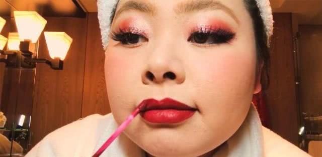 彩妆小技巧!做到这几点,口红可以不沾杯不脱妆