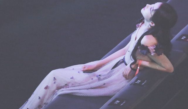 小美女关晓彤穿礼服躺在沙发上，粉丝偷拍镜头下，瞬间美成“人鱼”特效