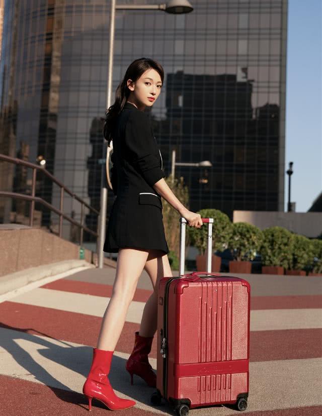 吴谨言的穿搭总透着气质美。除了颜值，发型和搭配同样很重要