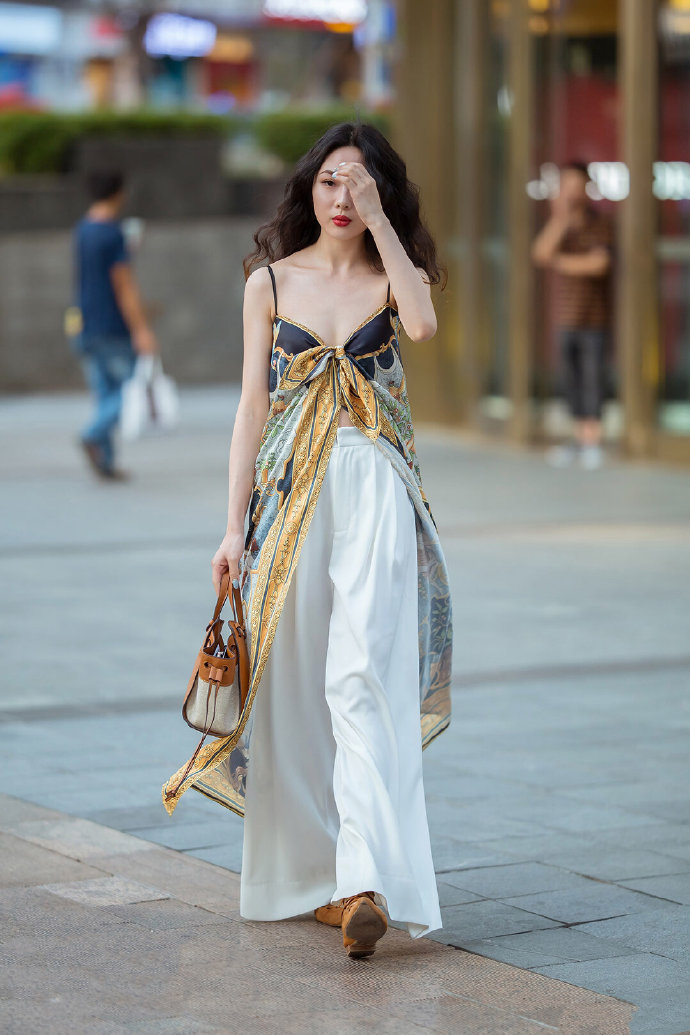 小姐姐搭配吊带裙太有气质了，身材超好成街上靓丽风景线