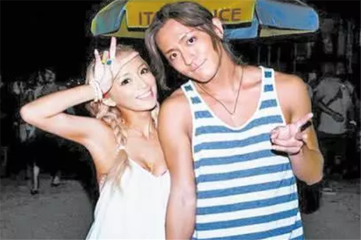 男星自曝出轨乐坛天后遭到封杀,最难时睡停车场,公园内吃杂草