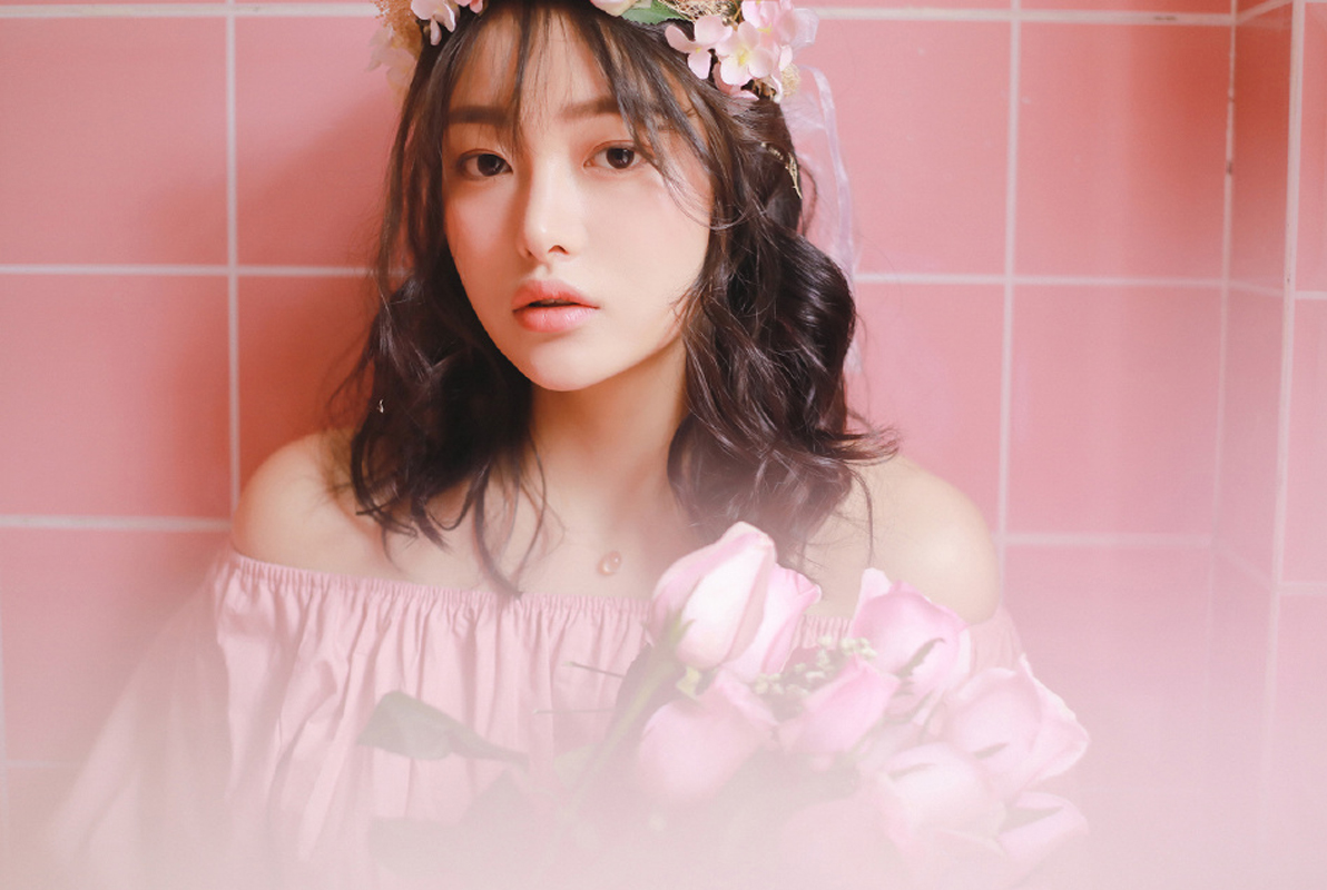 粉嫩美少女香肩微露性感写真图片