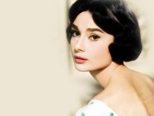 24岁的“俄罗斯赫本”走红，看到正脸后，真是太仙了