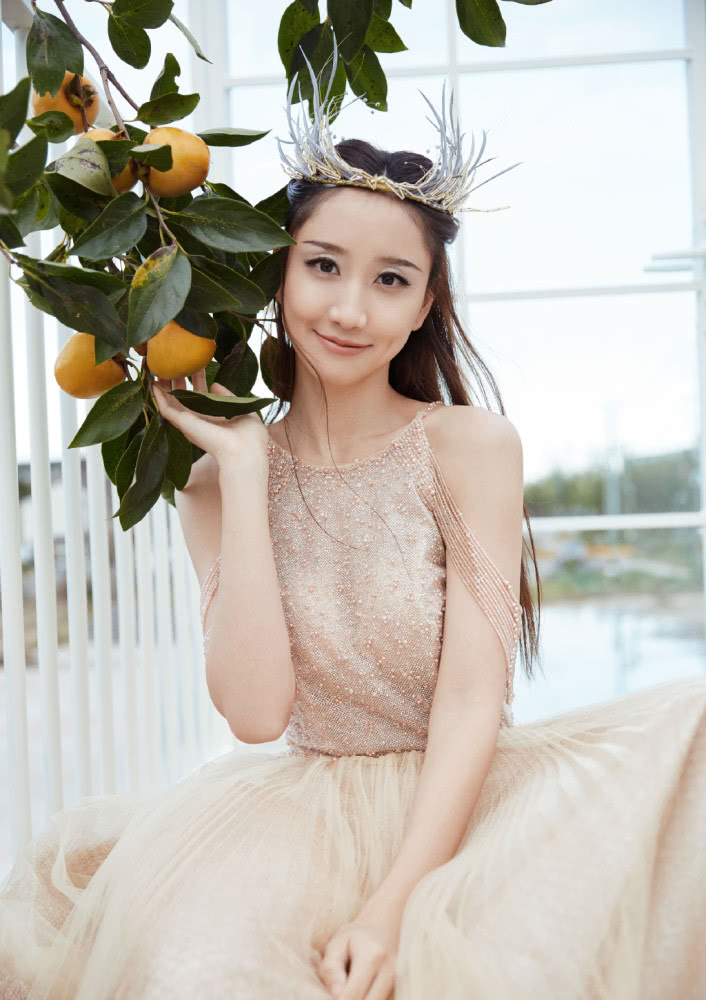 陈彦妃白色羊羔毛大衣清新甜美,扎高马尾俏皮阳光