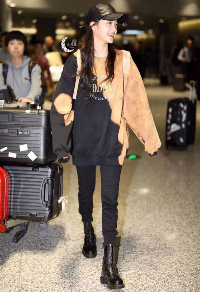 欧美街拍:今年流行“慵懒风”穿搭,休闲又有女人味