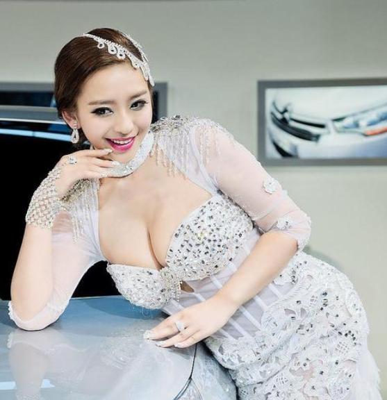 “第一车模”曹阳回应车展被说成“胸展”,一句话就让人语塞