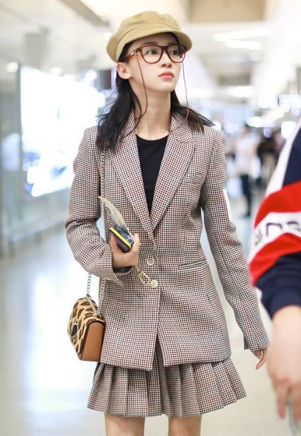 吴谨言穿西装裙走职场OL风，太羡慕她的“牛奶腿”
