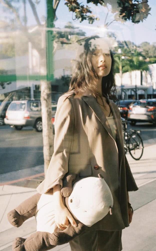 倪妮卷发搭配西服LOOK套装,配小白鞋个性时髦又抢眼