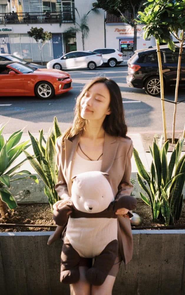 倪妮卷发搭配西服LOOK套装,配小白鞋个性时髦又抢眼