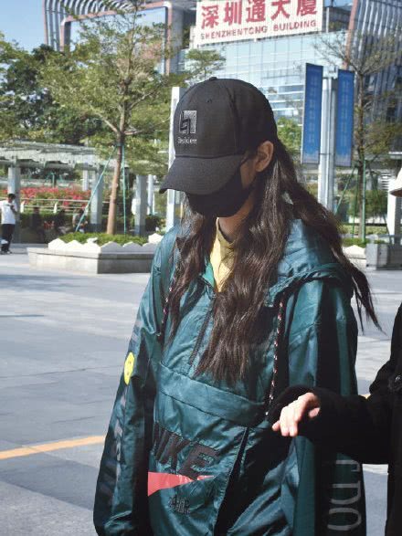 美女欧阳娜娜示范日常甜酷穿搭,简单又利落