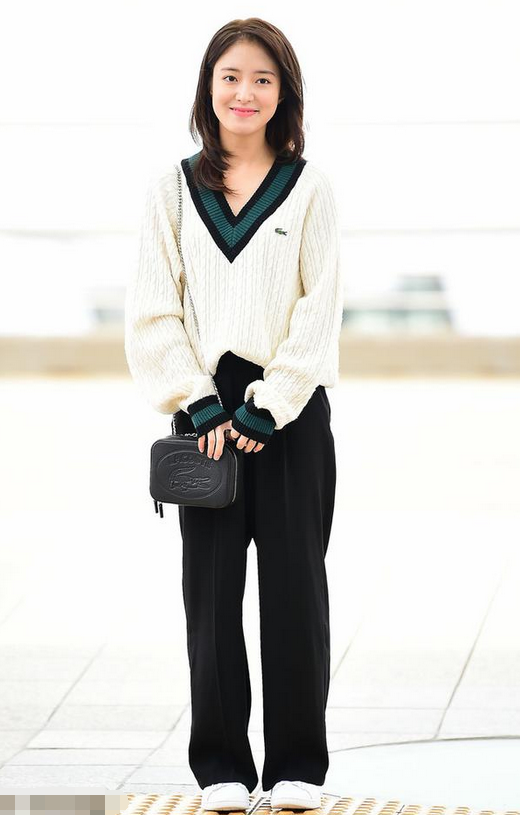 秋冬穿搭换件V领毛衣，发现不一样搭配的自己