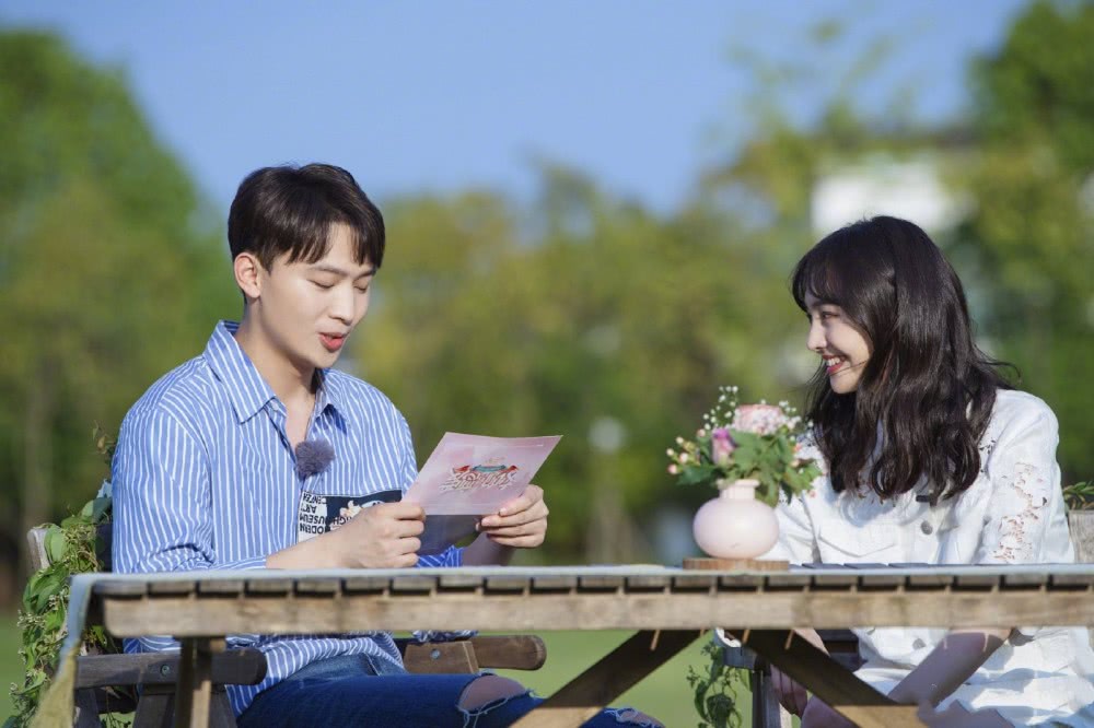 美女郑爽为张恒准备惊喜，烫卷发秀美腿太甜，乘热气球演绎浪漫大结局