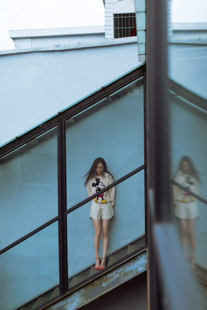 杨幂复古造型真吸睛！身穿彩色格纹外套明艳动人，发型引争议