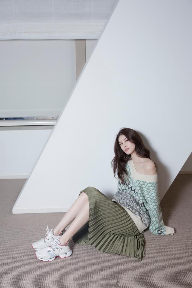 冬天穿出轻盈少女气质：这颜色的毛衣，吴谨言、吴昕、IU都在穿