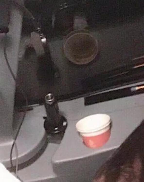 女网红进客机驾驶舱晒合影，人美心恶，拿全机人生命当儿戏！