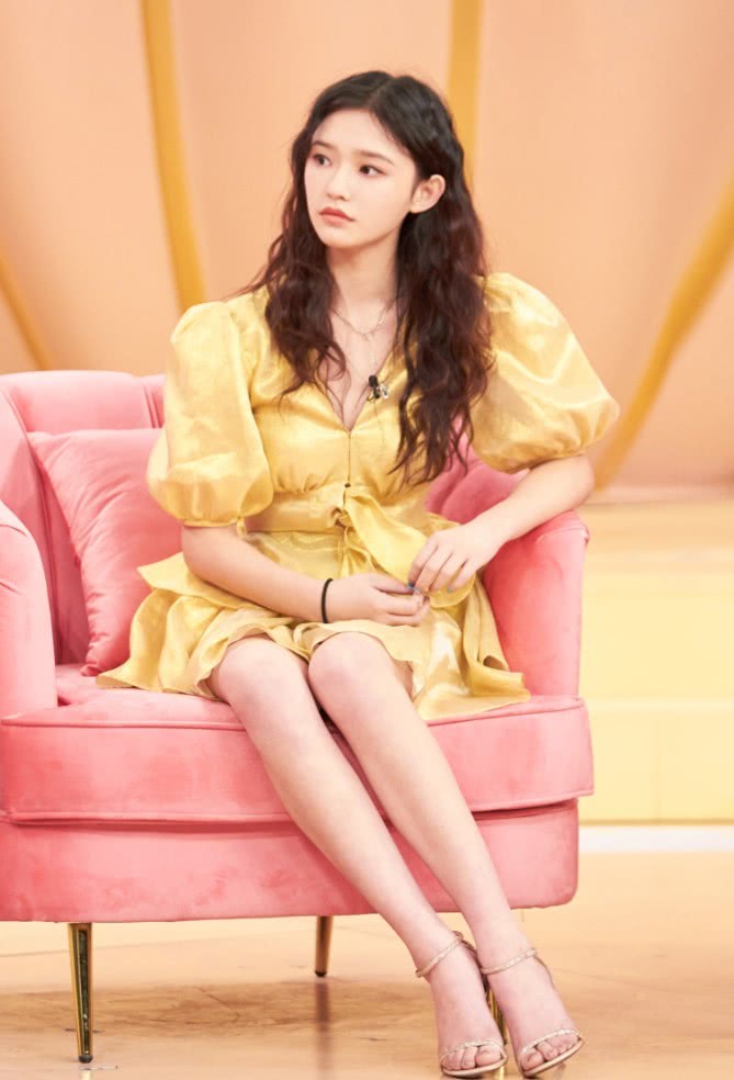 清纯美女林允上班照被疯转!摄影师手滑关掉美颜,看到穿洛丽塔的腿我懵了