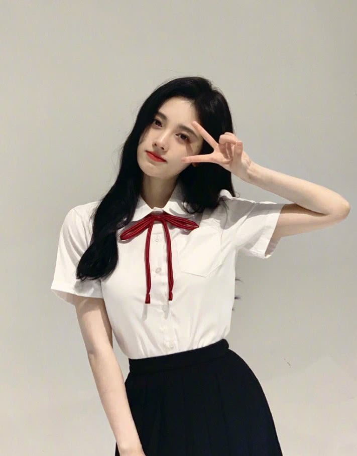 美女鞠婧祎说自己上学没人追,看到她未出道前生图照:换我也不敢下手