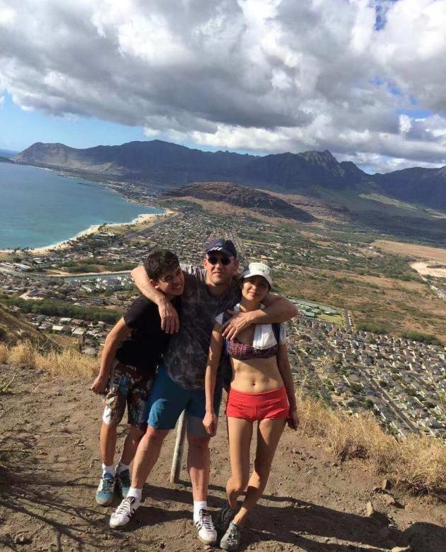 最美郭襄李绮红混血儿子曝近照,15岁高大帅气,还很有运动天赋