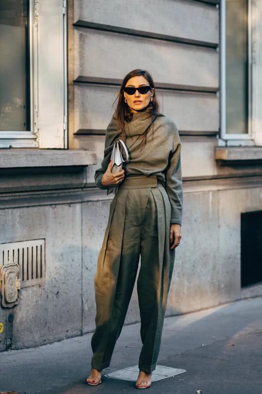 微胖女人试试2019流行的“瘦瘦裤”，搭配风衣和大衣都很好看