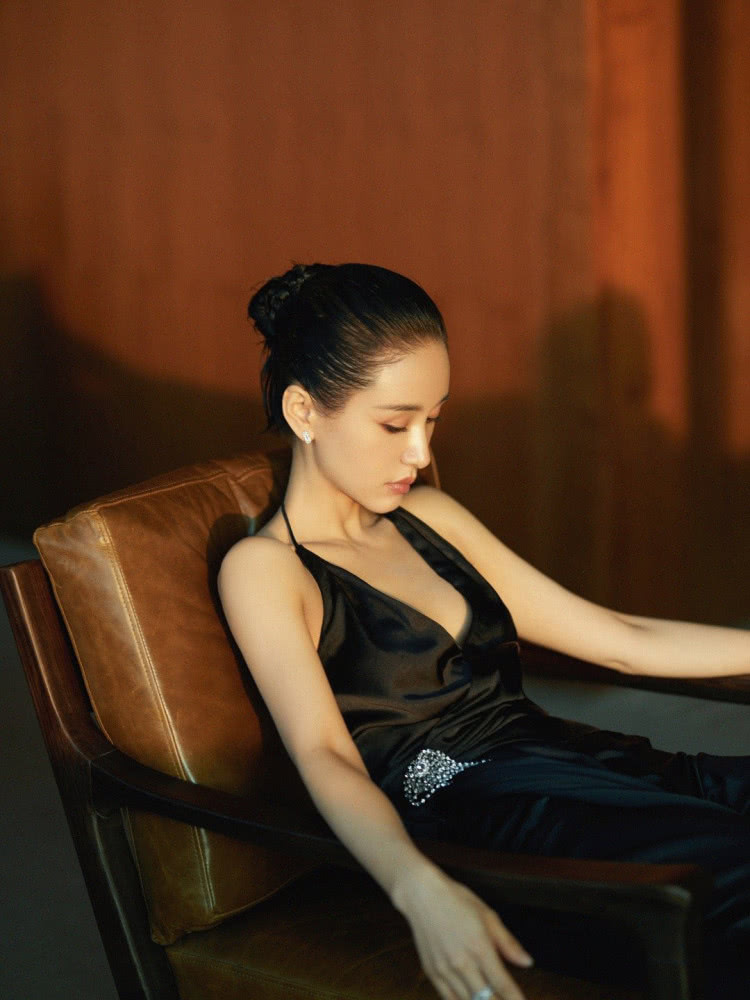 美女明星王子文光脚拍大片,穿黑色斜肩礼服身材也太性感了吧