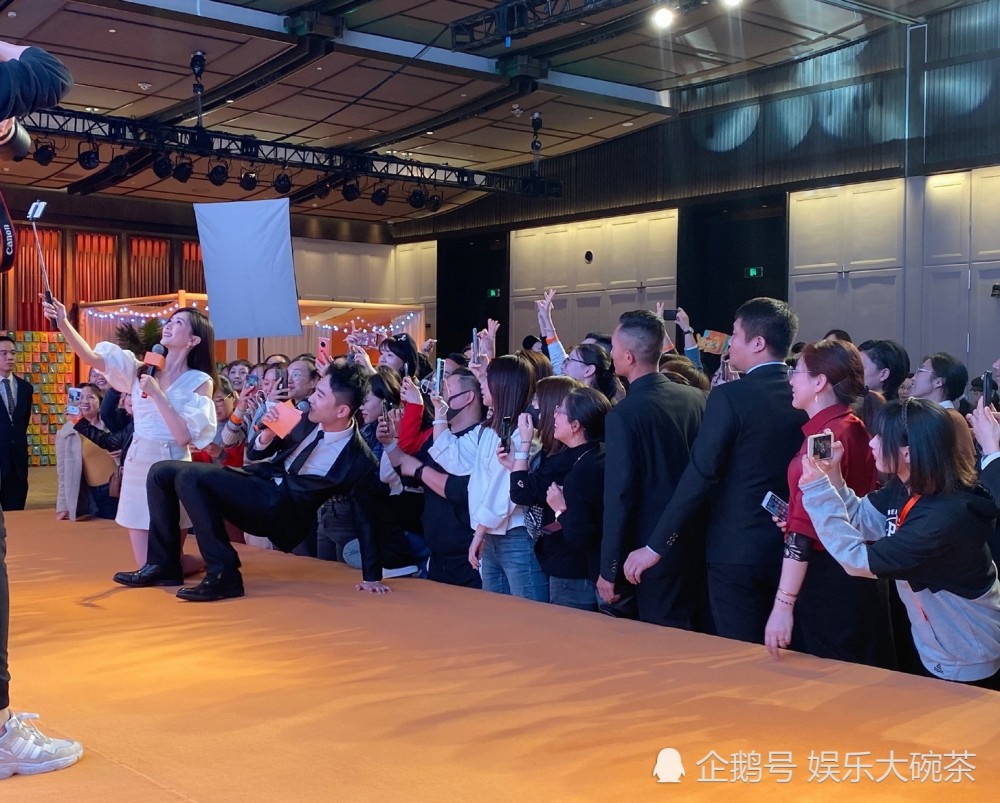 气质美女江疏影长发配白裙清新迷人，与粉丝合照好暖心