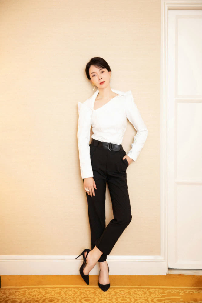 陈数睡衣造型妩媚知性，果然是一位岁月不败的美人