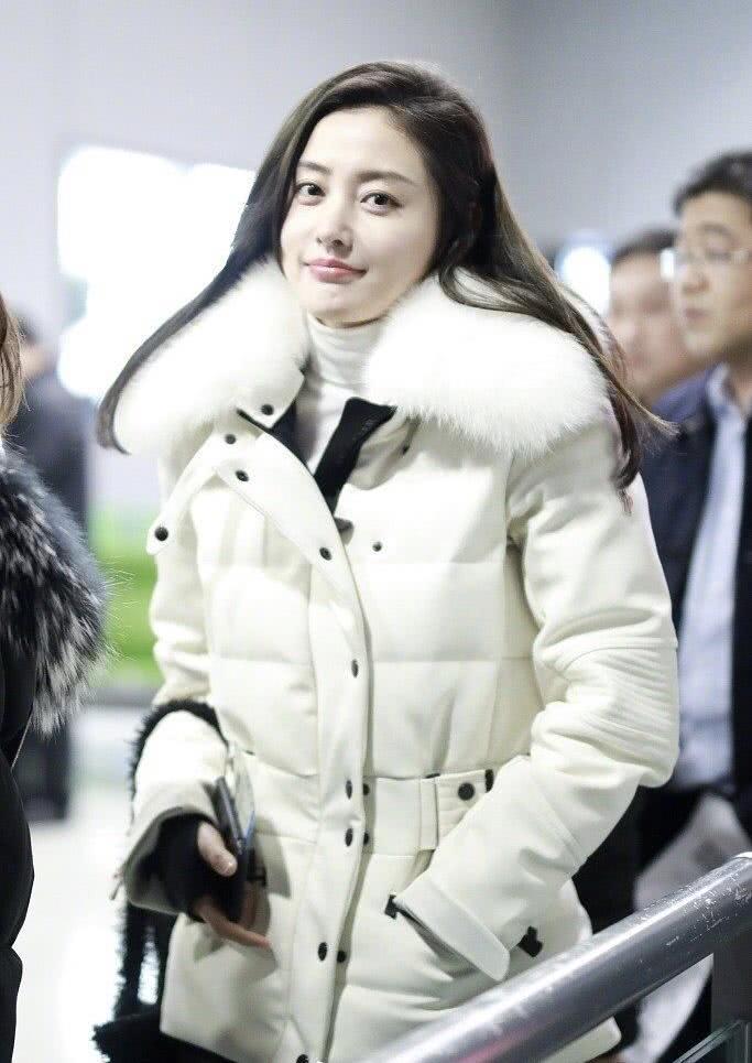 张天爱羽绒服到皮裤漂亮大气，气质全开