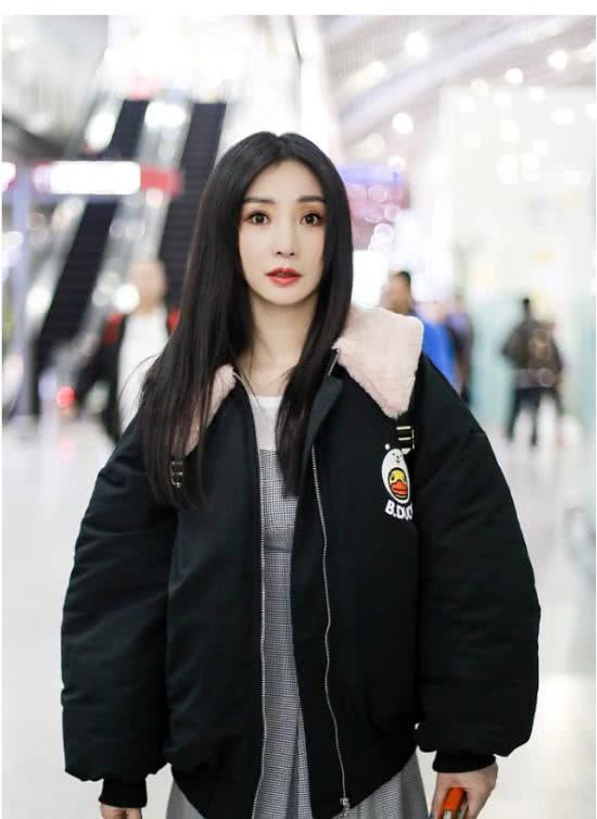 柳岩机场街拍:一改往日性感形象,穿连衣裙搭羽绒服小女人感十足
