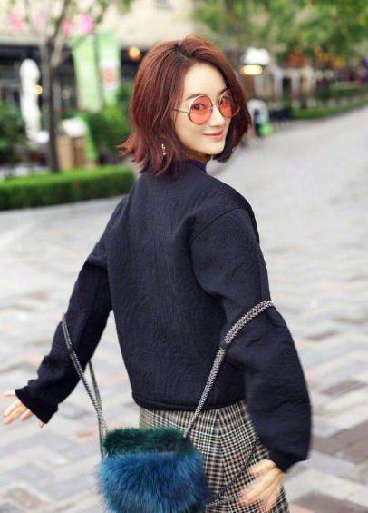 她被唐人力捧却资质一般,因喜欢吴秀波而到其公司,如今依旧没火