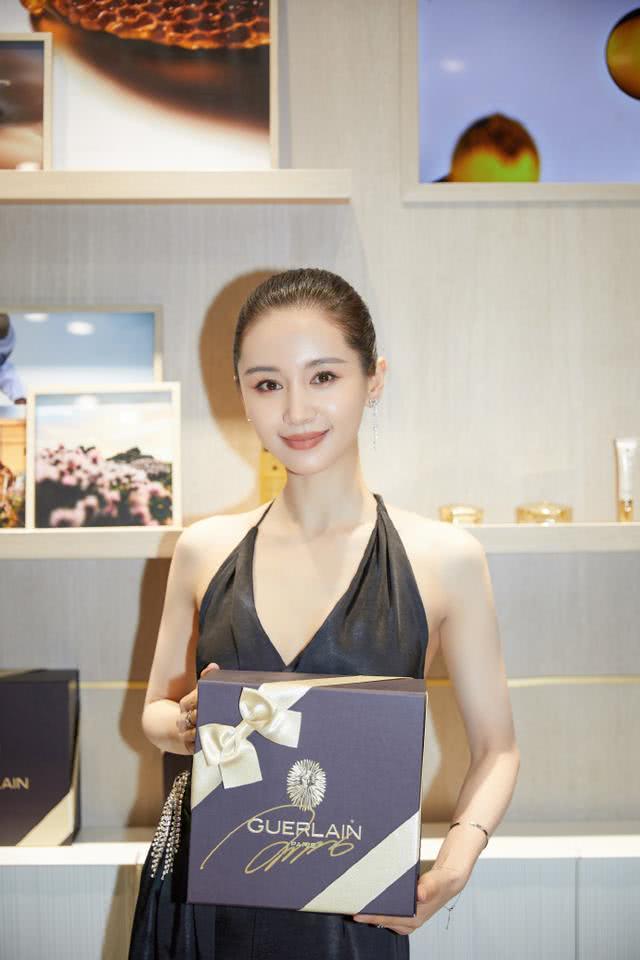 王子文V领露背小吊带配落地裤，小身材却拥有大气场