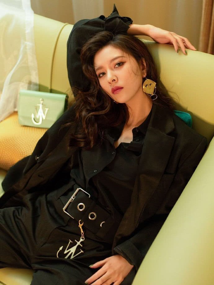 美女宋妍霏只是多解了一颗扣子，居然也打扮的很惊艳！